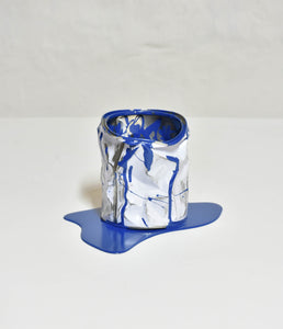 Le vieux pot de peinture bleu