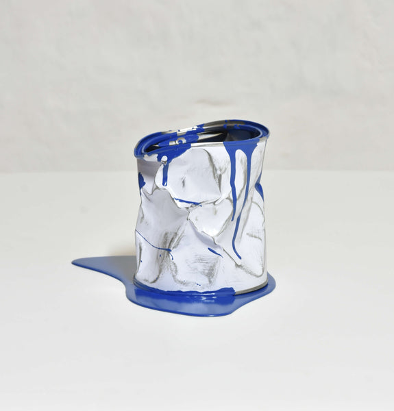 Le vieux pot de peinture bleu