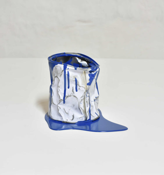 Le vieux pot de peinture bleu