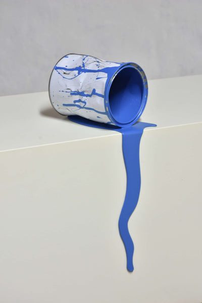 Le vieux pot de peinture bleu