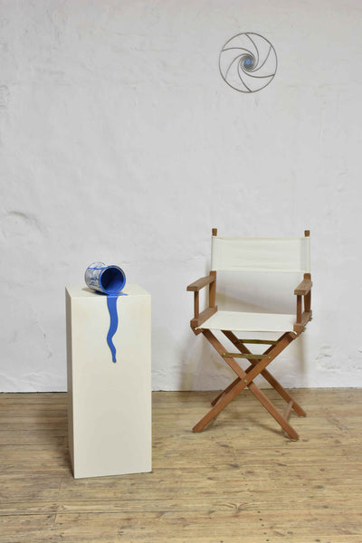 Le vieux pot de peinture bleu