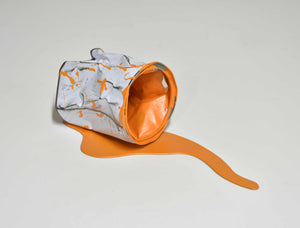 Le vieux pot de peinture orange