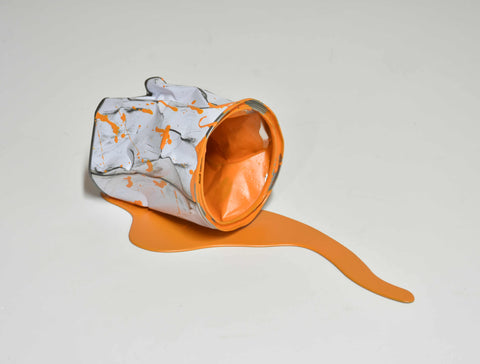 Le vieux pot de peinture orange