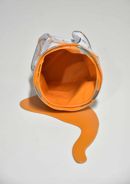 Le vieux pot de peinture orange