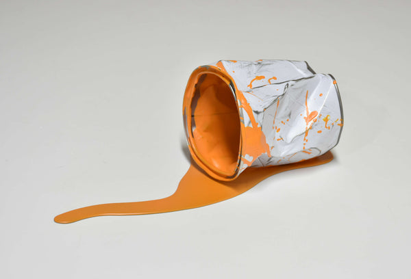 Le vieux pot de peinture orange