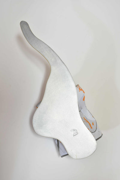 Le vieux pot de peinture orange