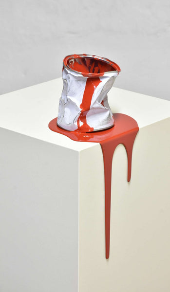 Le vieux pot de peinture rouge